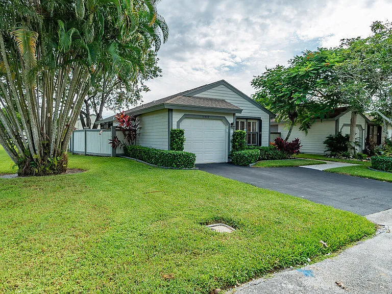 13335 Bedford Mews Ct — Photo 2