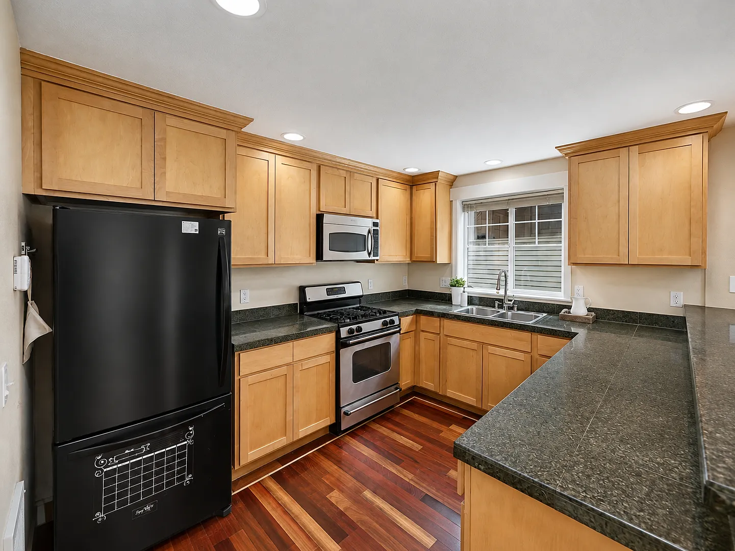 3 bed, 2.5 bath, 1280 sqft, $3,700 — Photo 4