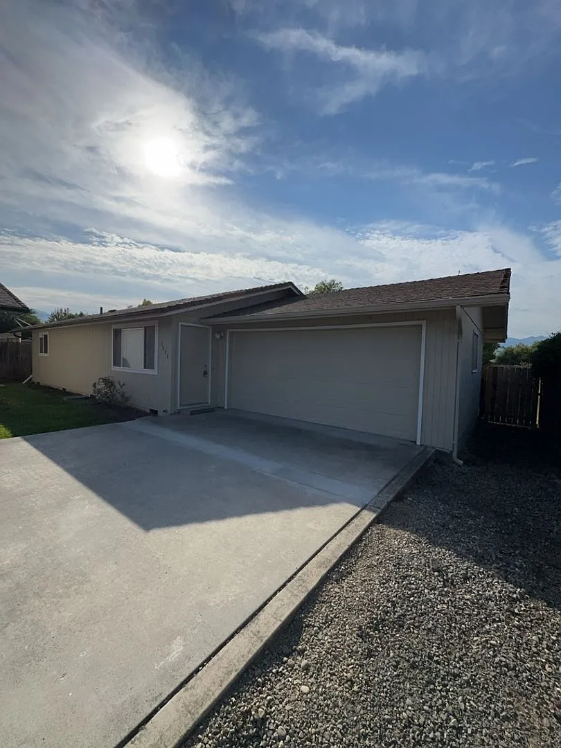 P0044 - 3006 & 3008 Alameda — Photo 1