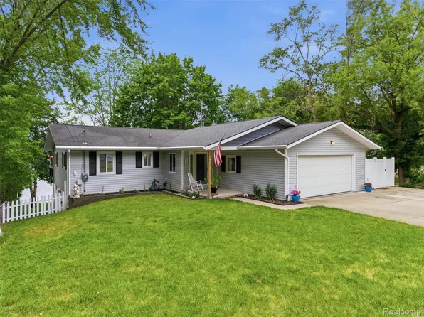 258 Lakeside Dr, Howell, MI 48843