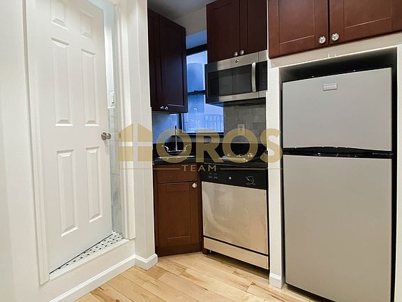 5th image of 262 E 2nd St APT 2E