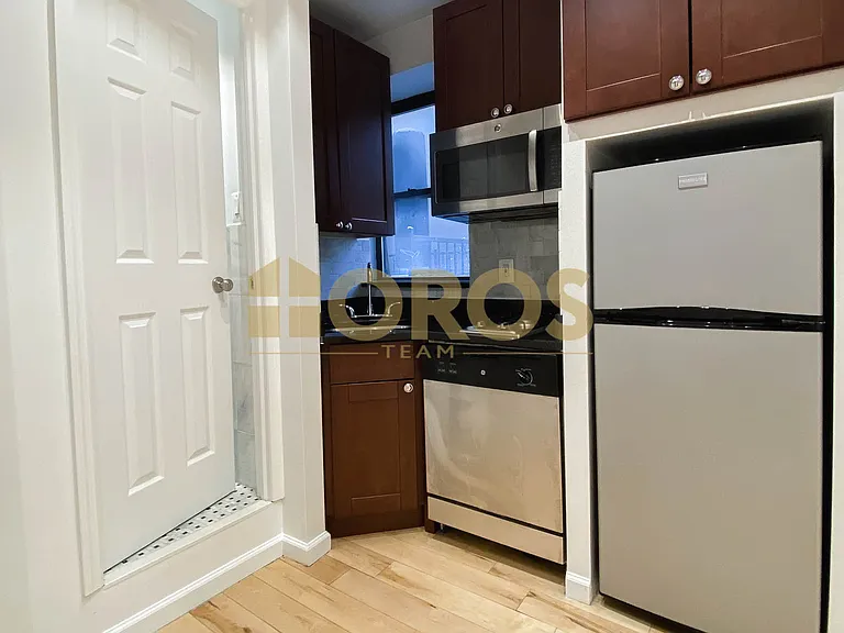 262 E 2nd St #2E — Photo 5