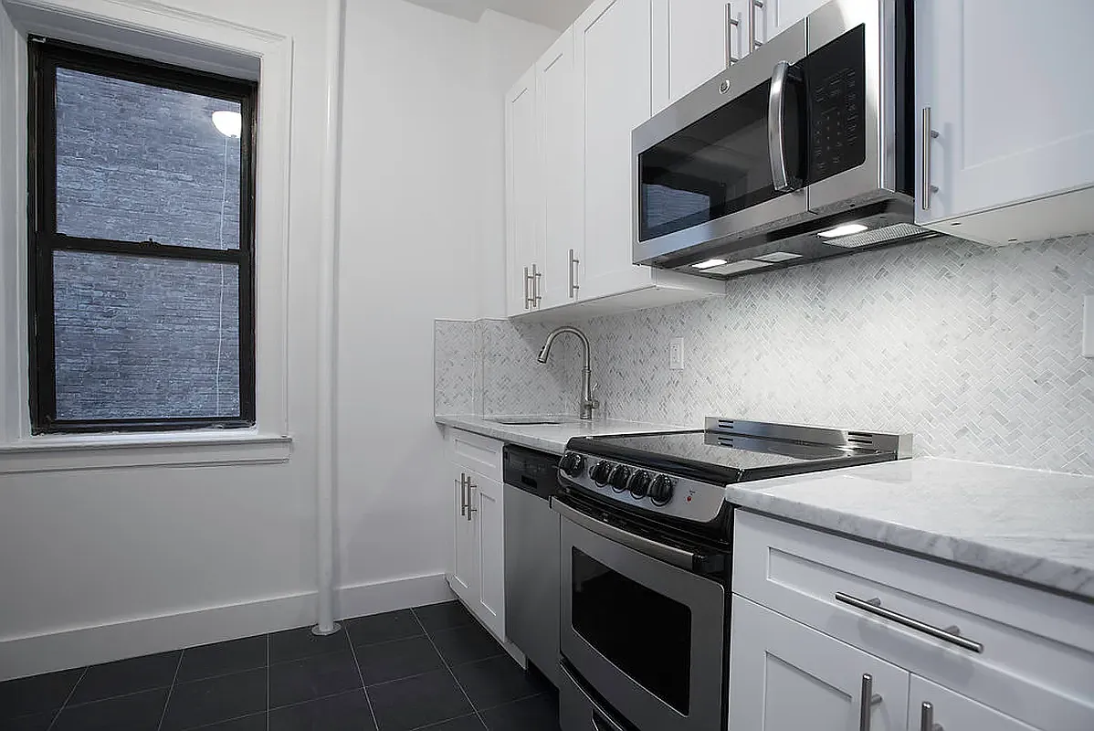 372 Saint Johns Pl — Photo 3