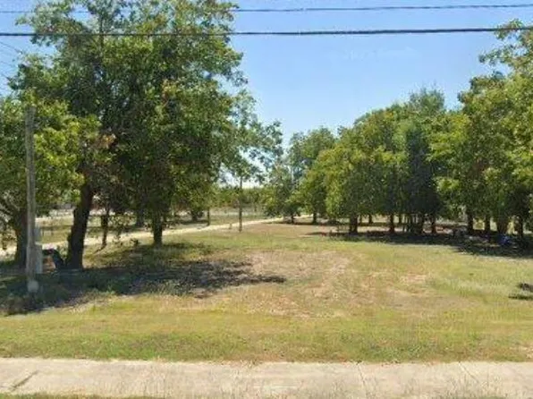 90 Mager Ln, Hutto, TX 78634