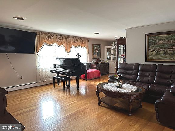 5th image of 7 Acorn Cir
