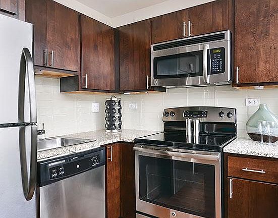 5th image of 2504 N Clark St #506