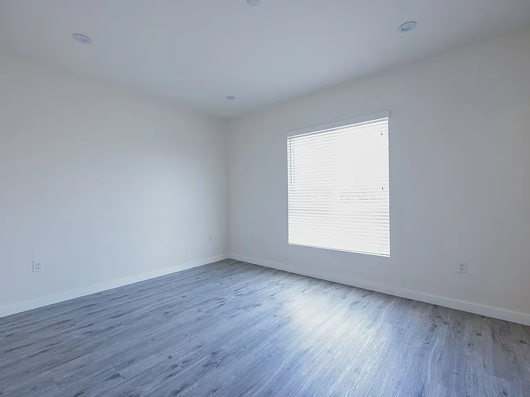 1128 W 39th St #5 — Photo 16