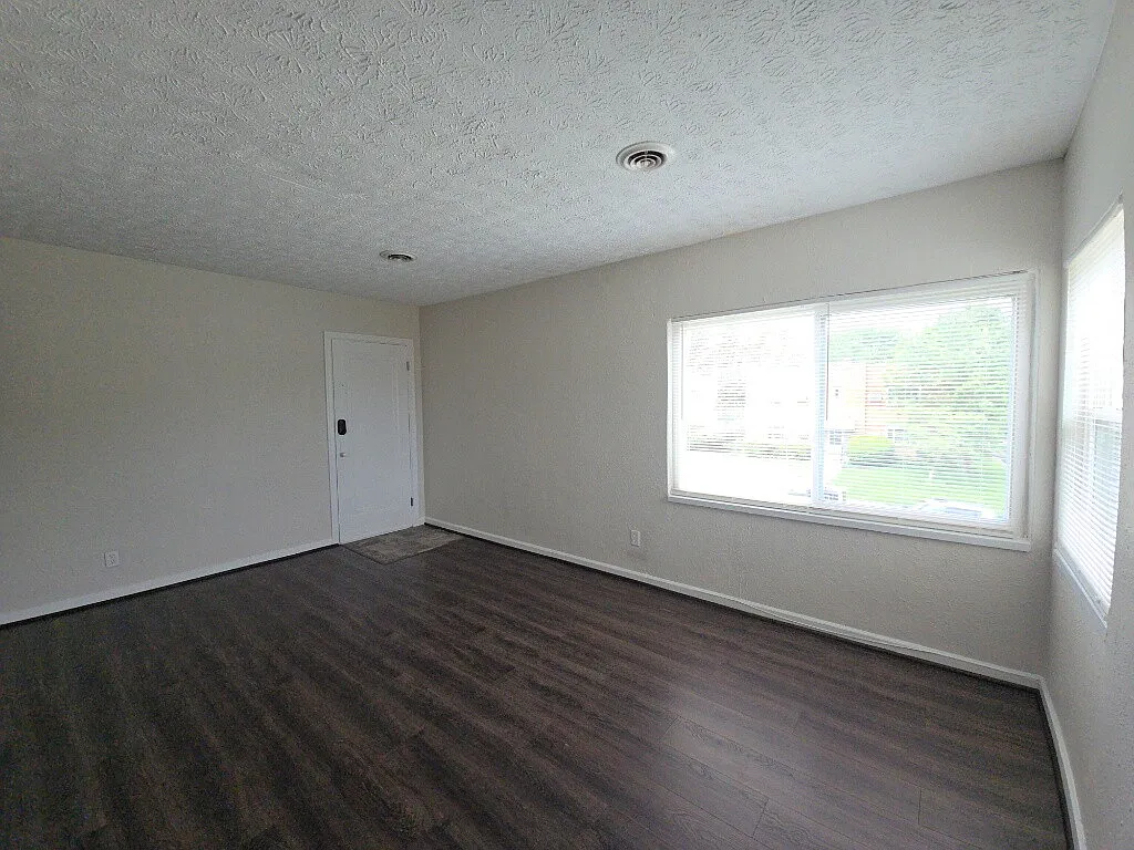 570 Hadley Ave Apt 3 — Photo 3