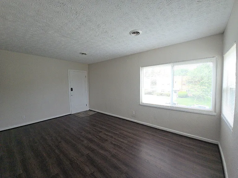 570 Hadley Ave #3 — Photo 3