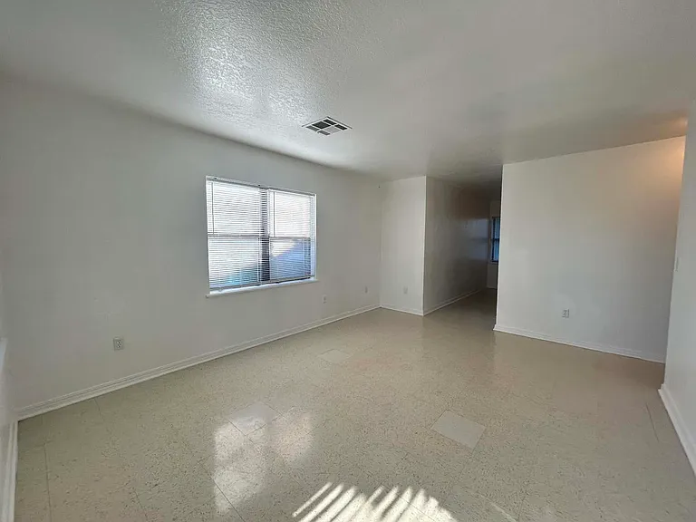 529 NW 114th St — Photo 3