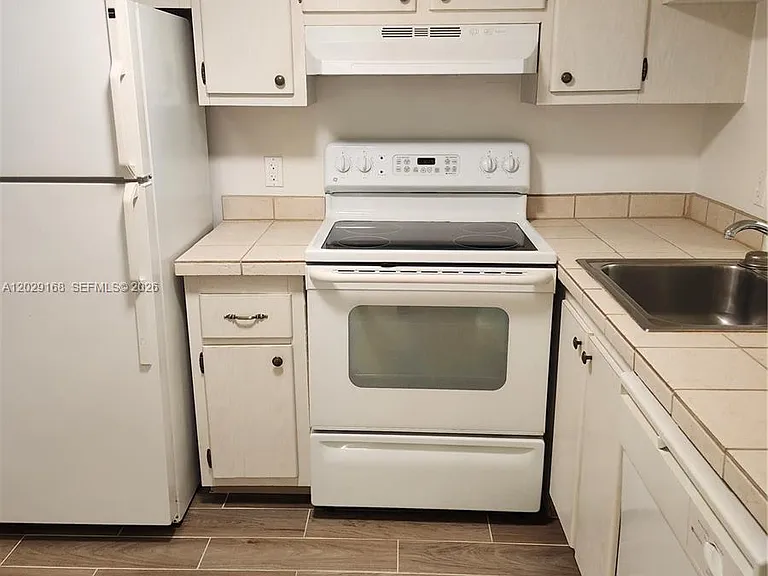 9410 Poinciana Pl #101 — Photo 10