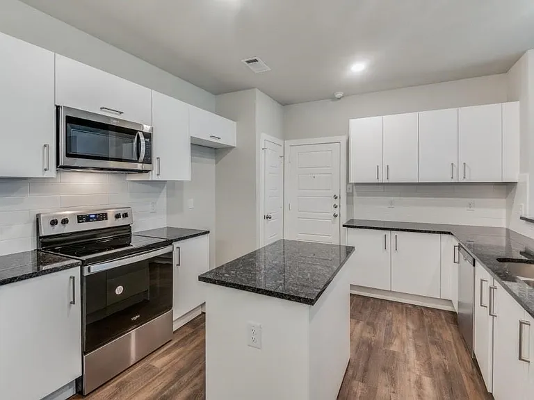 644 Blackland Dr — Photo 3