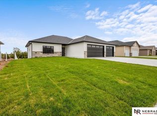 5826 Opus Dr, Lincoln, NE 68526
