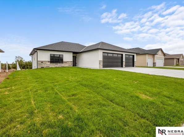 5826 Opus Dr, Lincoln, NE 68526