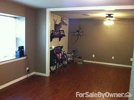 Den & Living room
						:
						New high quality handscraped laminate flooring, brick fireplace.