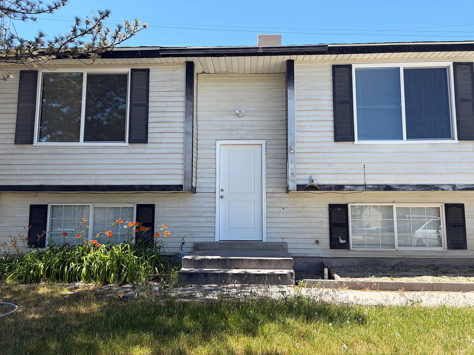 5 bed, 1500 sqft, $2,200 — Photo 2
