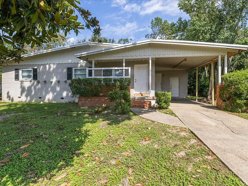 2004 Crabapple Dr