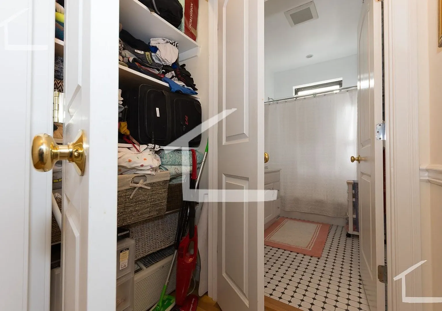 Charming 1 Bedroom-No Broker Fee — Photo 3