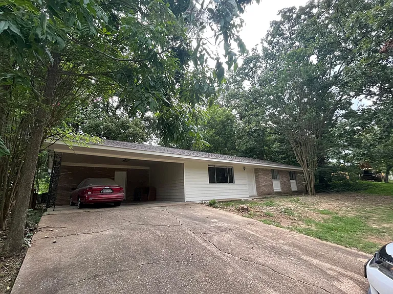 2602 Maple Dr — Photo 1