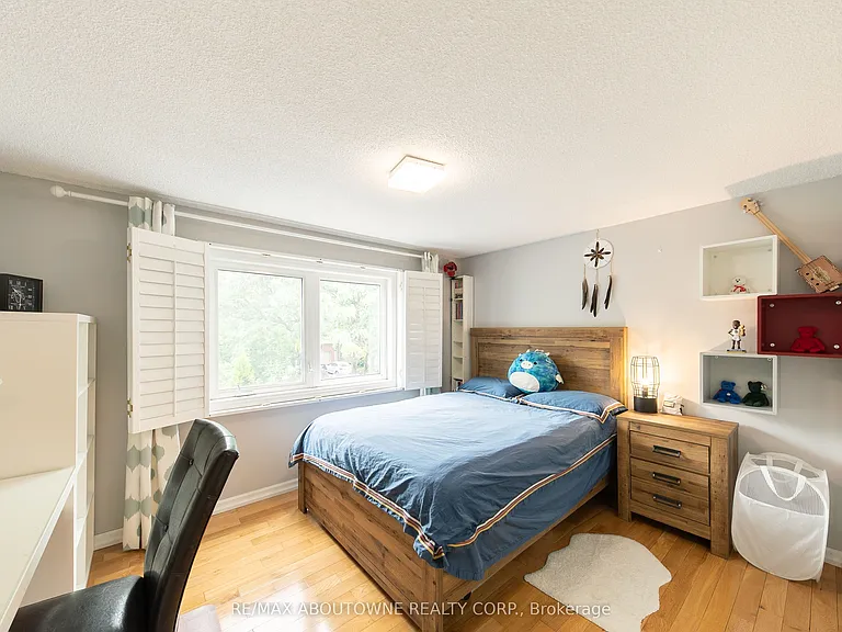 2072 Glenada Cres — Photo 24
