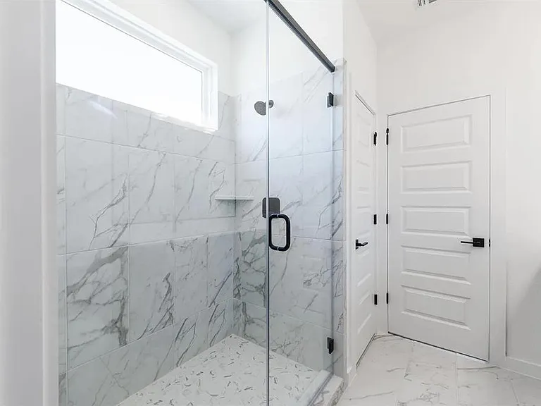 110 Pennybacker Ln — Photo 18