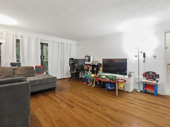 444 W 49th Ave #211, Vancouver, BC V5Y 3V4