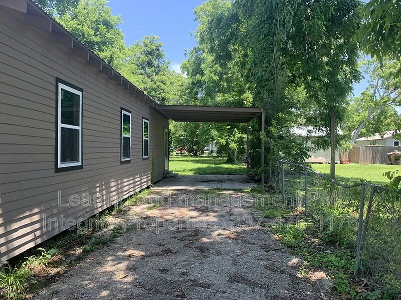 3 bed, 1.0 bath, $1,100 — Photo 2