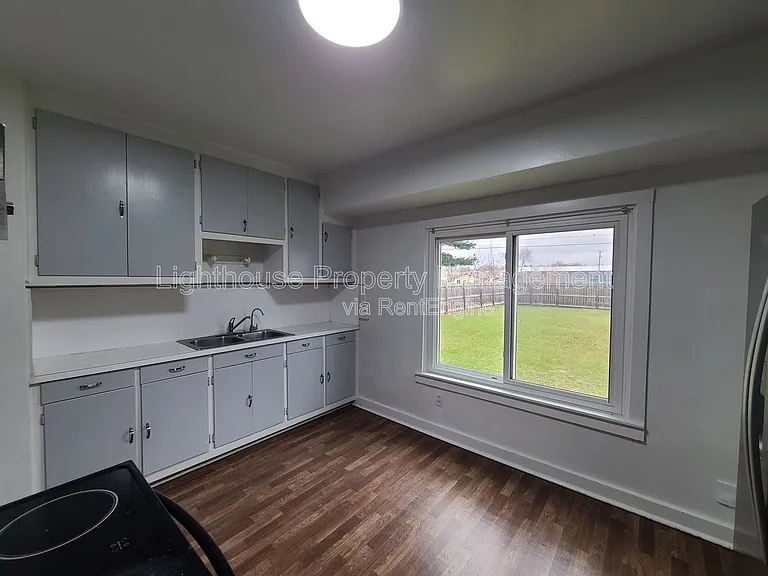 1387 Hurd Ave — Photo 2