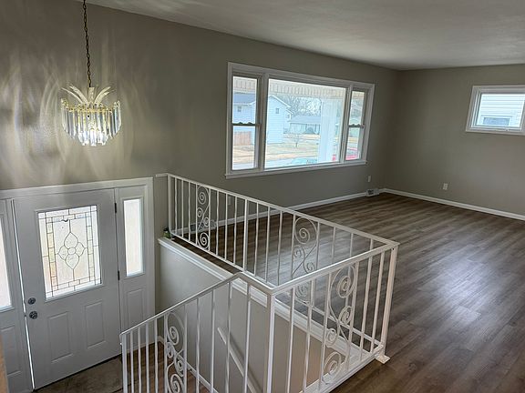 4th image of 1680 N Oakcrest Ave