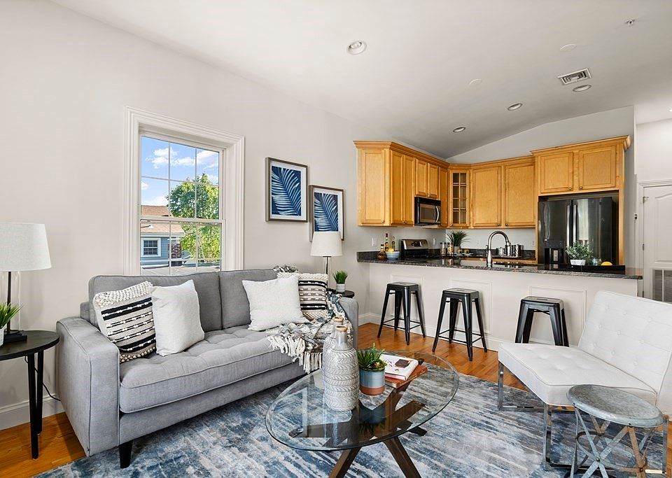 1st image of 394 Norfolk St #3