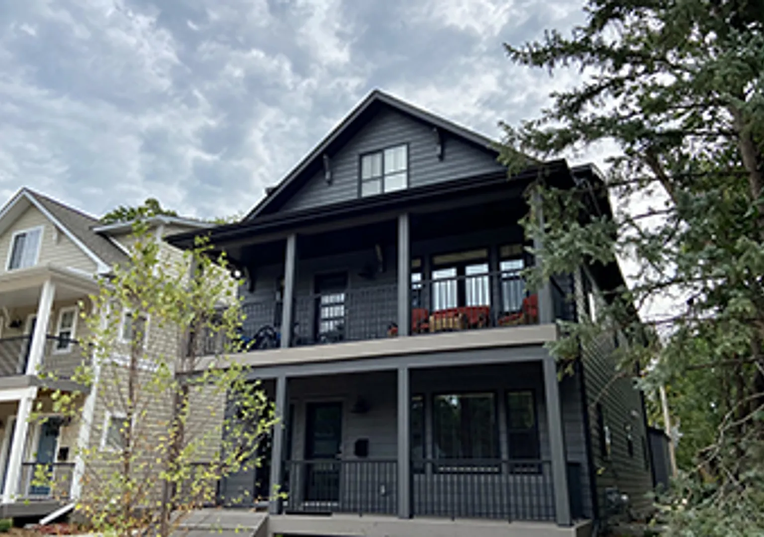 864 18th Ave SE — Photo 1