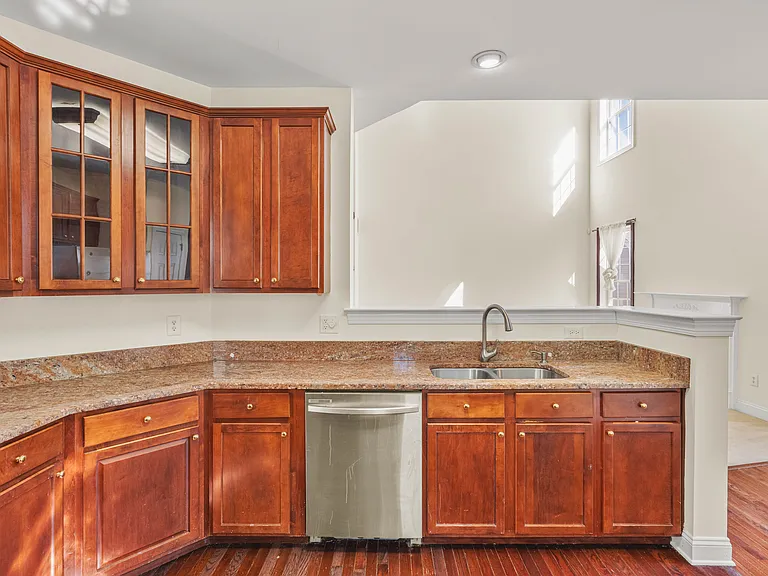102 Burnet Cres #102 — Photo 7