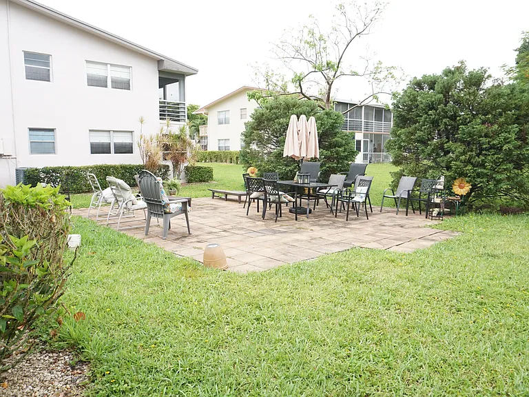 50 Canterbury Dr E #B — Photo 11