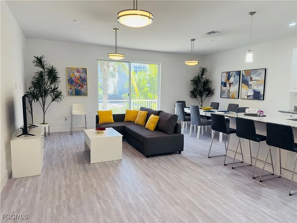 3 bed, 2.5 bath, 1590 sqft, $5,000 — Photo 3