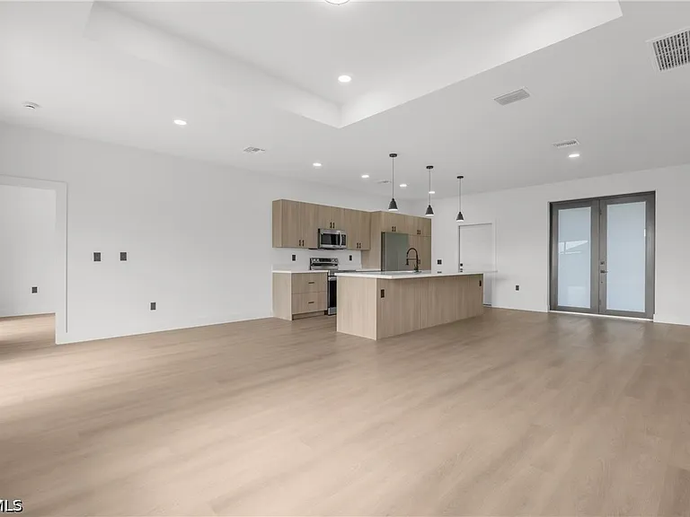 8033 Oakleaf Cir — Photo 11