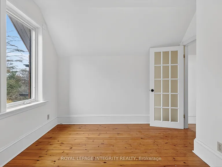56 Grosvenor Ave — Photo 25