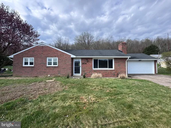 2674 Seven Valleys Rd, Seven Valleys, PA 17360