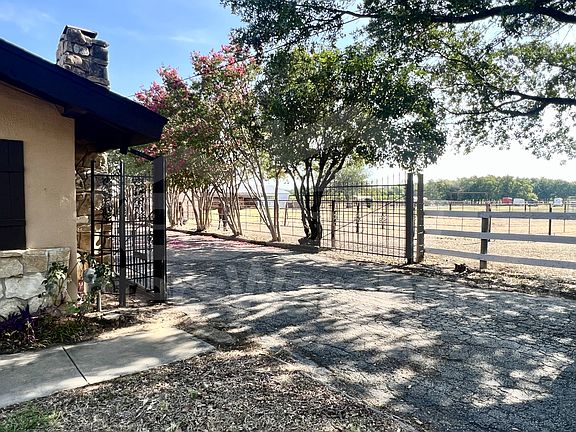 4th image of 805 Plaza Dr
