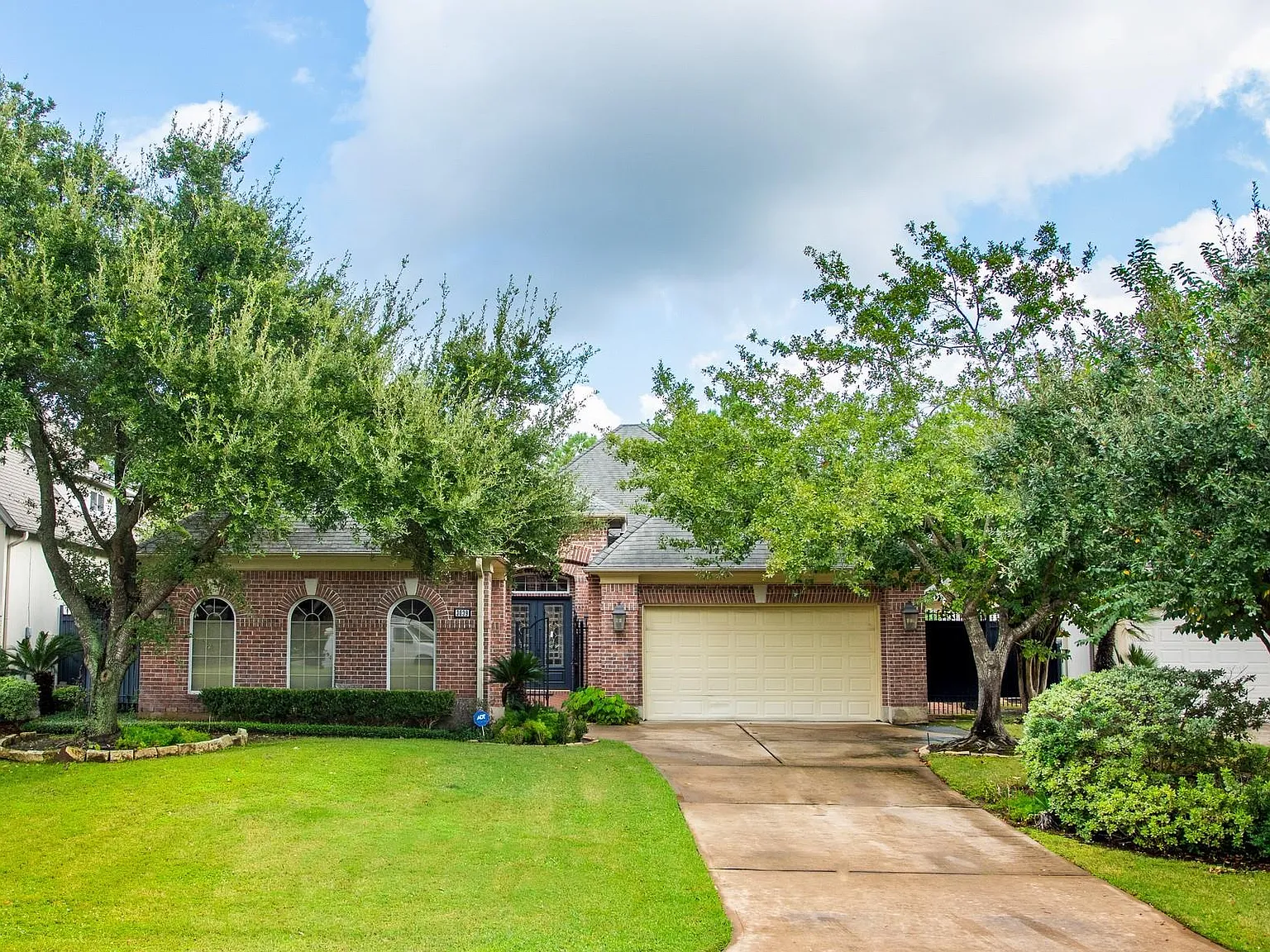 3 bed, 2.5 bath, 2558 sqft, $5,000 — Photo 2