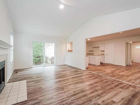 3rd image of 1915 Berwick Ct