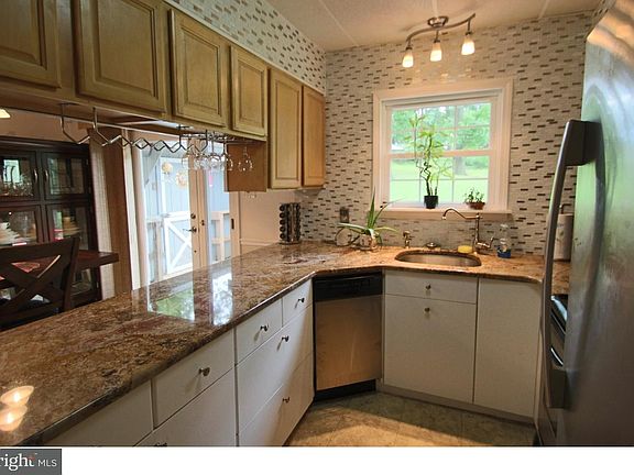 5th image of 1040 Leona Ave
