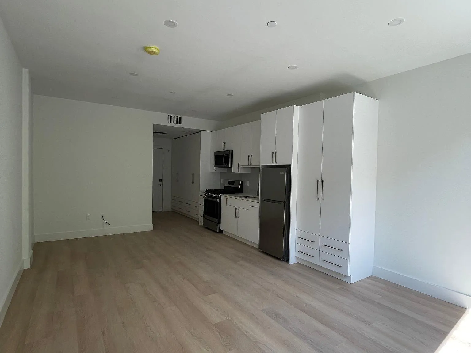 Studio, 399 sqft, $2,200 — Photo 4