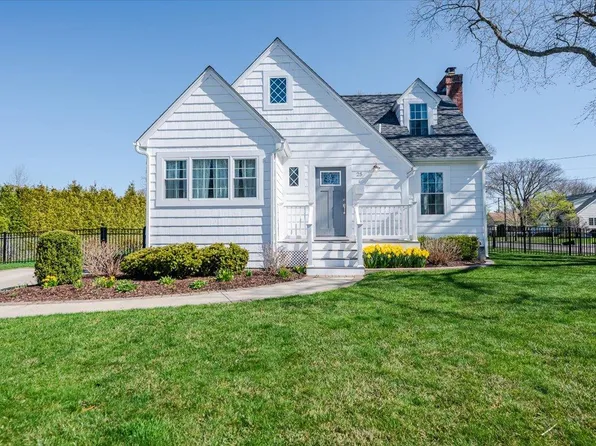 25 Anita Place, Amityville, NY 11701