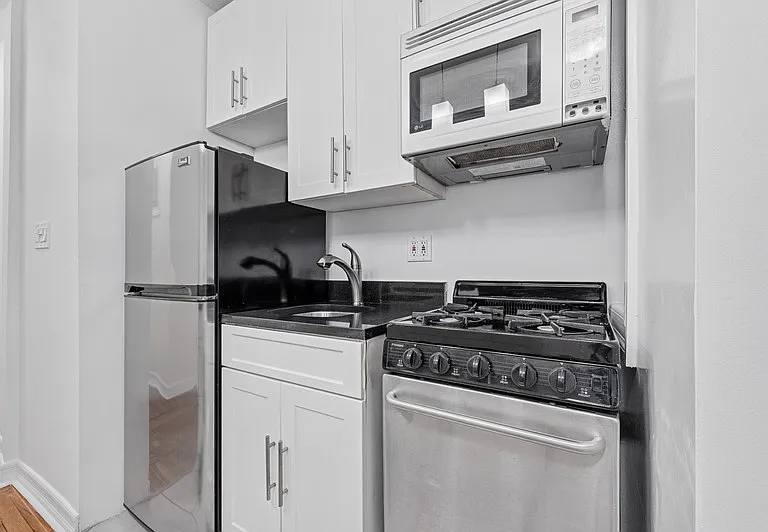 347 W 55th St #2F — Photo 8