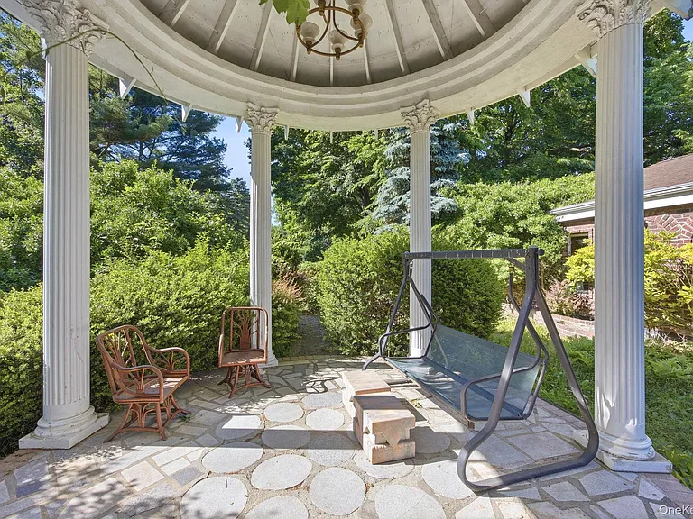 1 Bridle Path Dr — Photo 39
