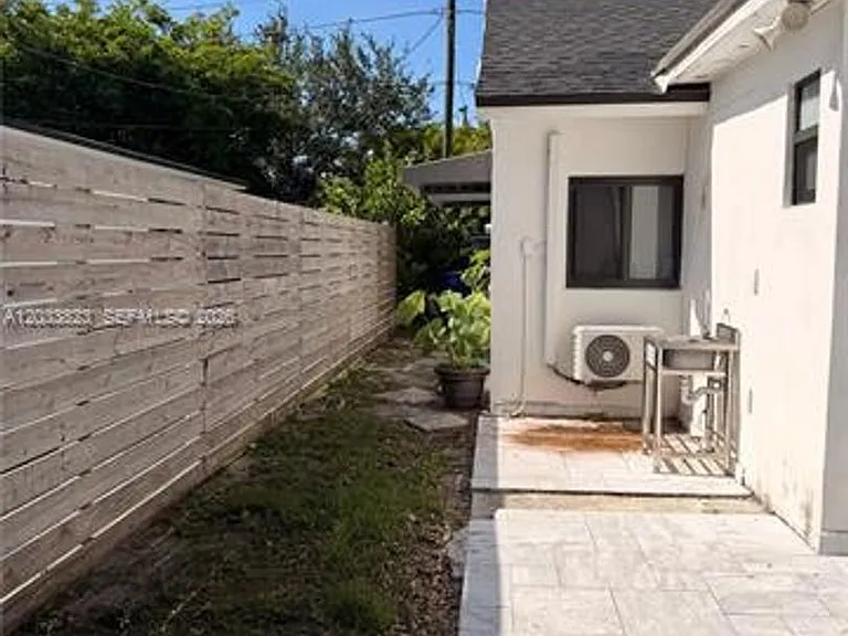 360 NW 40th St — Photo 28