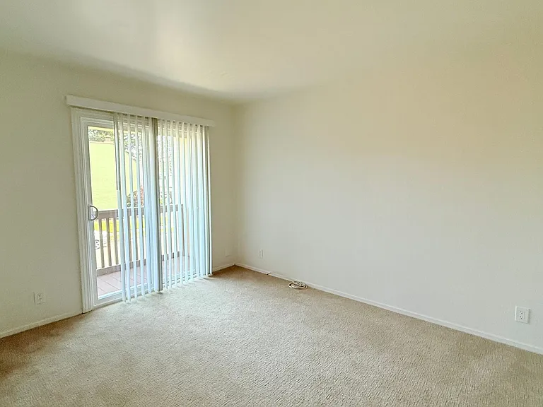1033 Fontana Dr — Photo 17