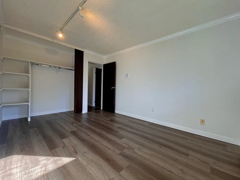 10580 Holly Park Ln #10580 — Photo 9