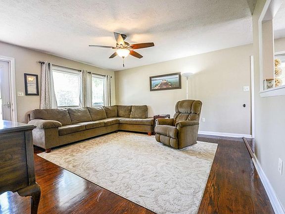 3rd image of 308 Blue Bonnet Dr