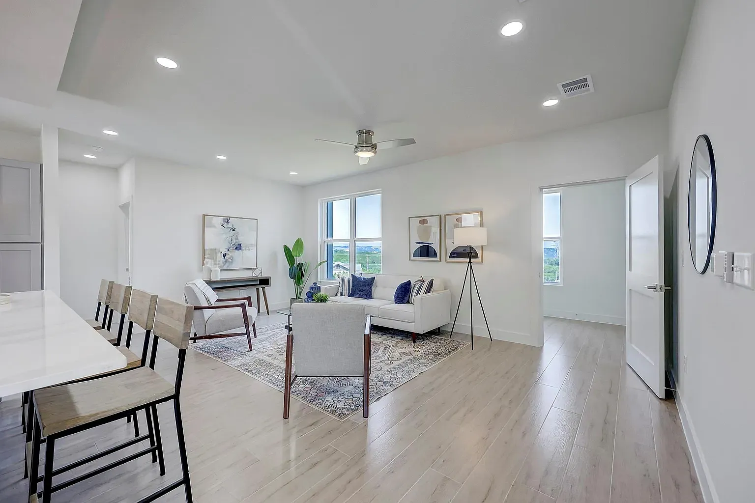 3 bed, 1720 sqft, $2,999 — Photo 3